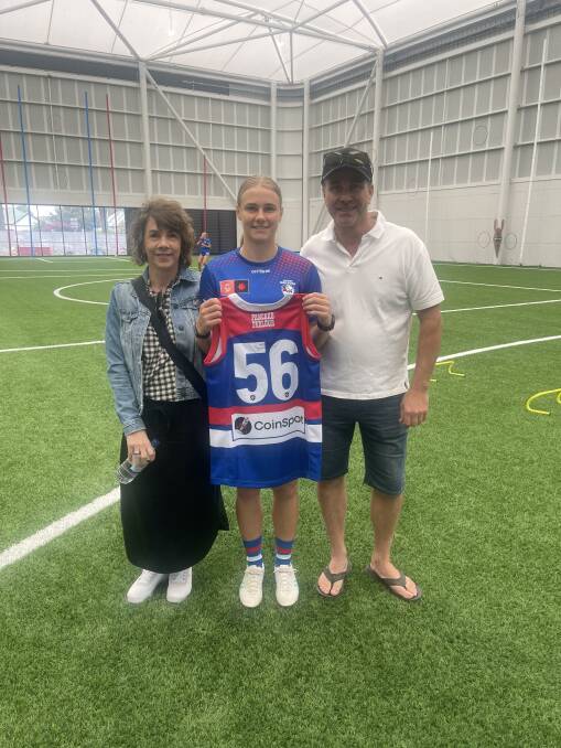 Renee Saulitis with parents Raelene and Brent after being presented with her Bulldogs playing guernsey. Picture supplied