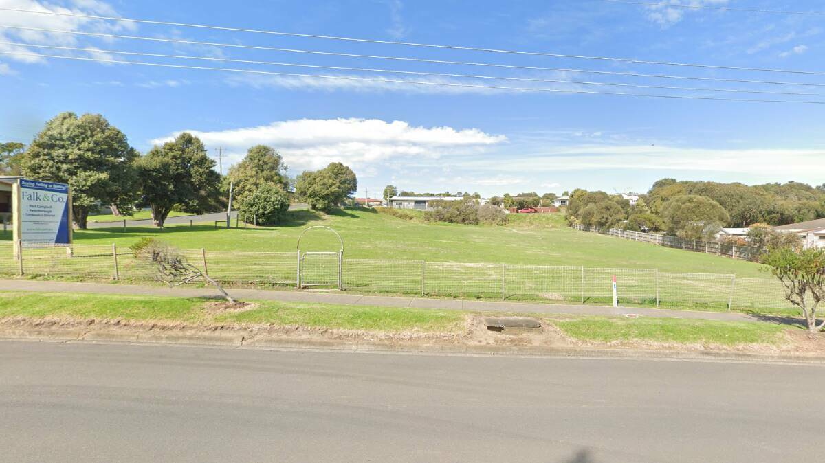 A 13-lot subdivision at the gateway to Port Campbell has been approved by Corangamite Shire councillors. 
