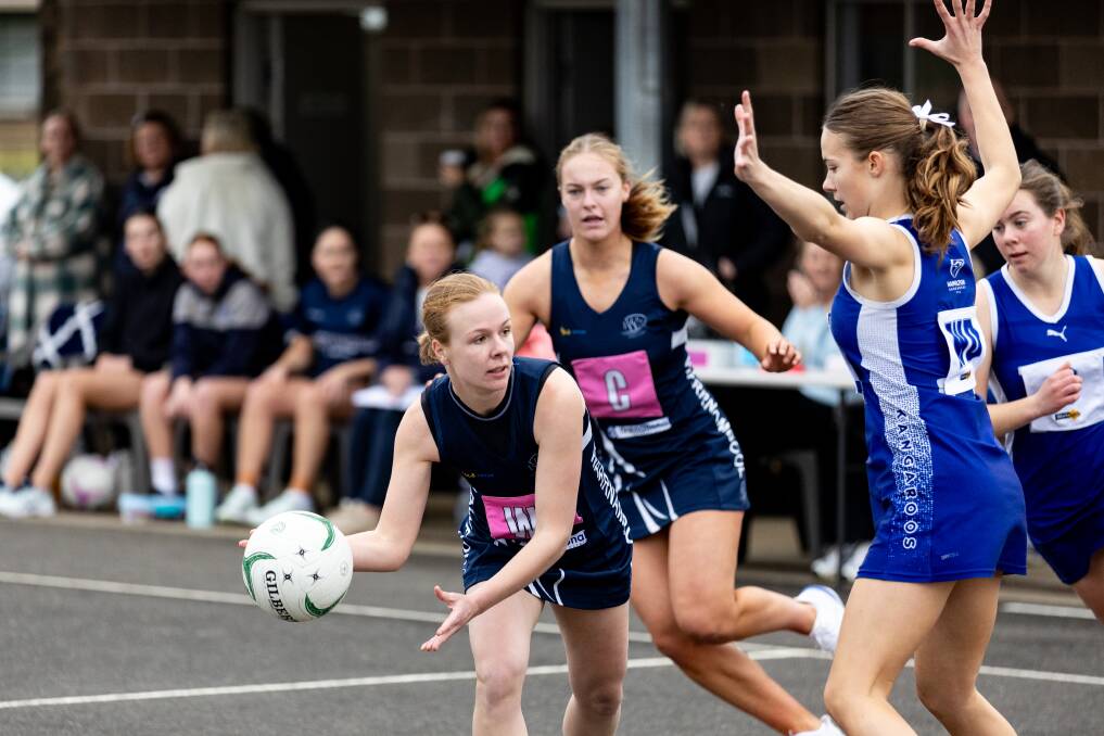 Warrnambool's Carly Peake looks for a low pass against Hamilton Kangaroos. Picture by Anthony Brady 