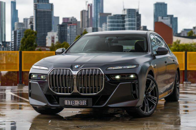 BMW 7 Series: Facelifted flagship sedan spied testing