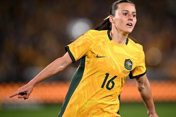Matildas star Hayley Raso says her focus is on the green and gold rather than her next club move. (Dan Himbrechts/AAP PHOTOS)