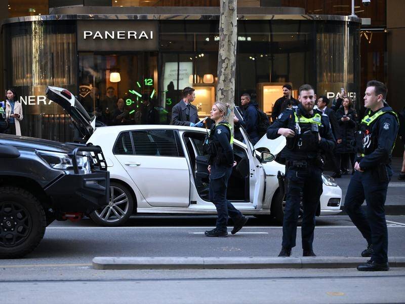 Police locked down parts of the Melbourne CBD and searched a car after an alleged bomb hoax. (Joel Carrett/AAP PHOTOS)