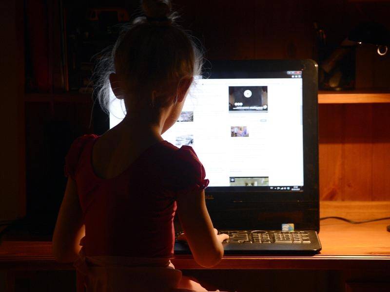 Eighty per cent of Australian children are exceeding the two-hour guideline for daily screen time. (Dan Peled/AAP PHOTOS)