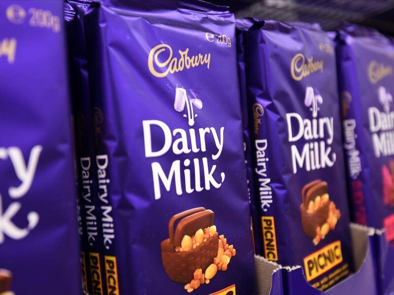 Experts say Australia should follow the UK's lead and ban unhealthy food and drink advertising. (Dan Peled/AAP PHOTOS)