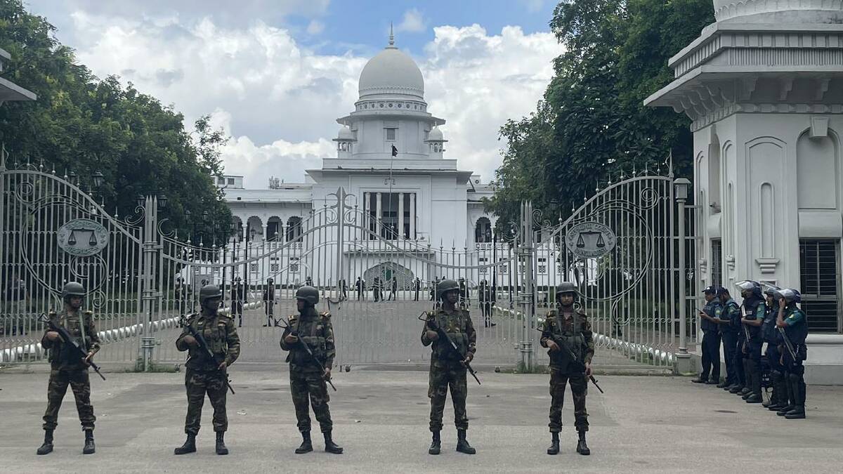 Bangladeshi soldiers guard the Supreme Court in Dhaka following Sunday's ruling. (EPA PHOTO)