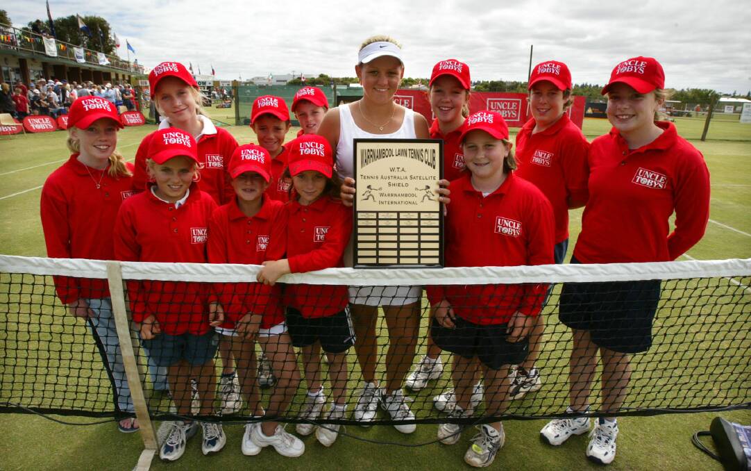 Warrnambool Lawn Tennis Uncle Tobys International womens winner Casey Dellacqua from Perth with all of the ball boys and girls.