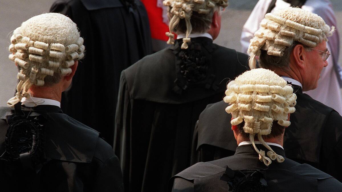 Судебные секретари в париках с перьями