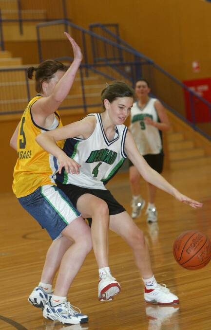 Saints' Stacey Batt and Cheldogs' Chelsea Lewis in a Division 1 basketball final at the Warrnambool stadium.